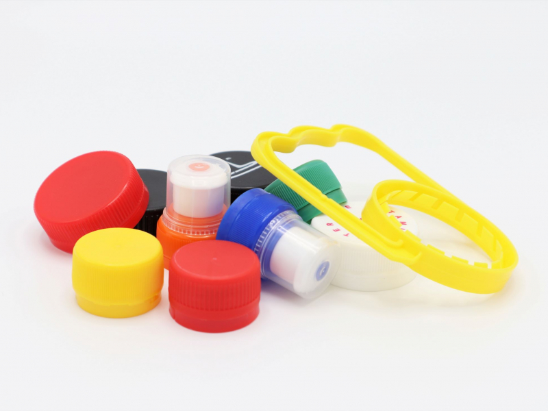 Plastic screw closures